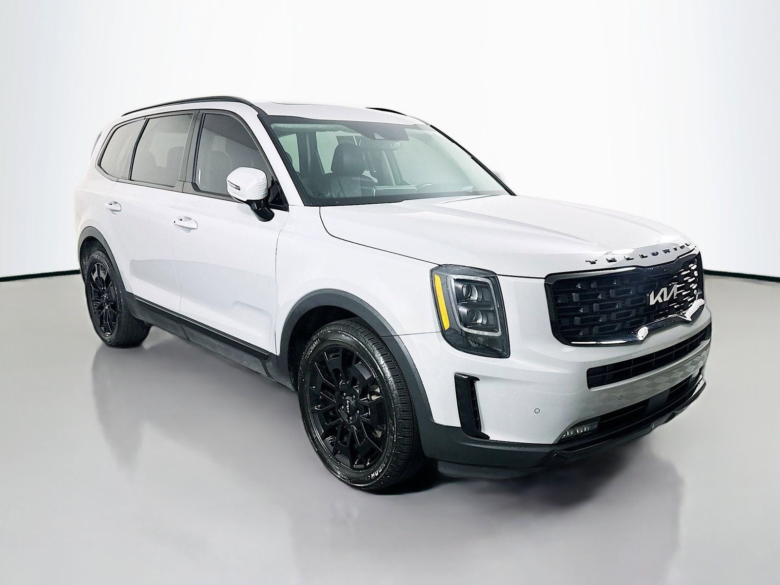 2022 Kia Telluride SX in Wolf Gray — front three-quarter view