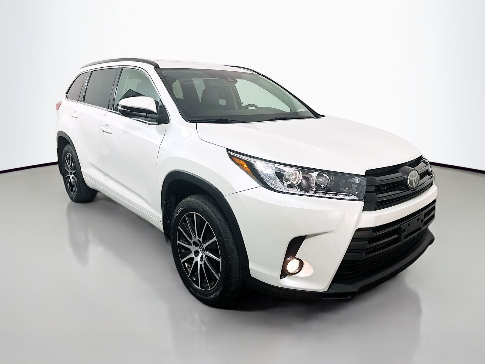 2018 Toyota Highlander SE in Blizzard Pearl — front three-quarter view