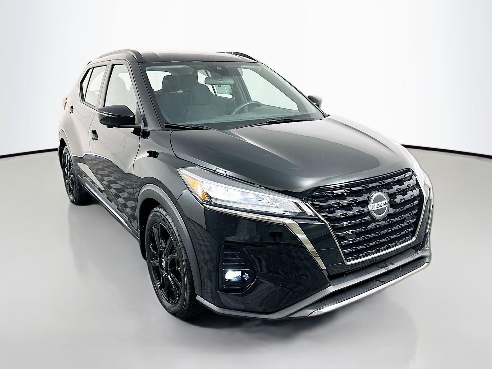 2021 Nissan Kicks SR in Super Black — front three-quarter view