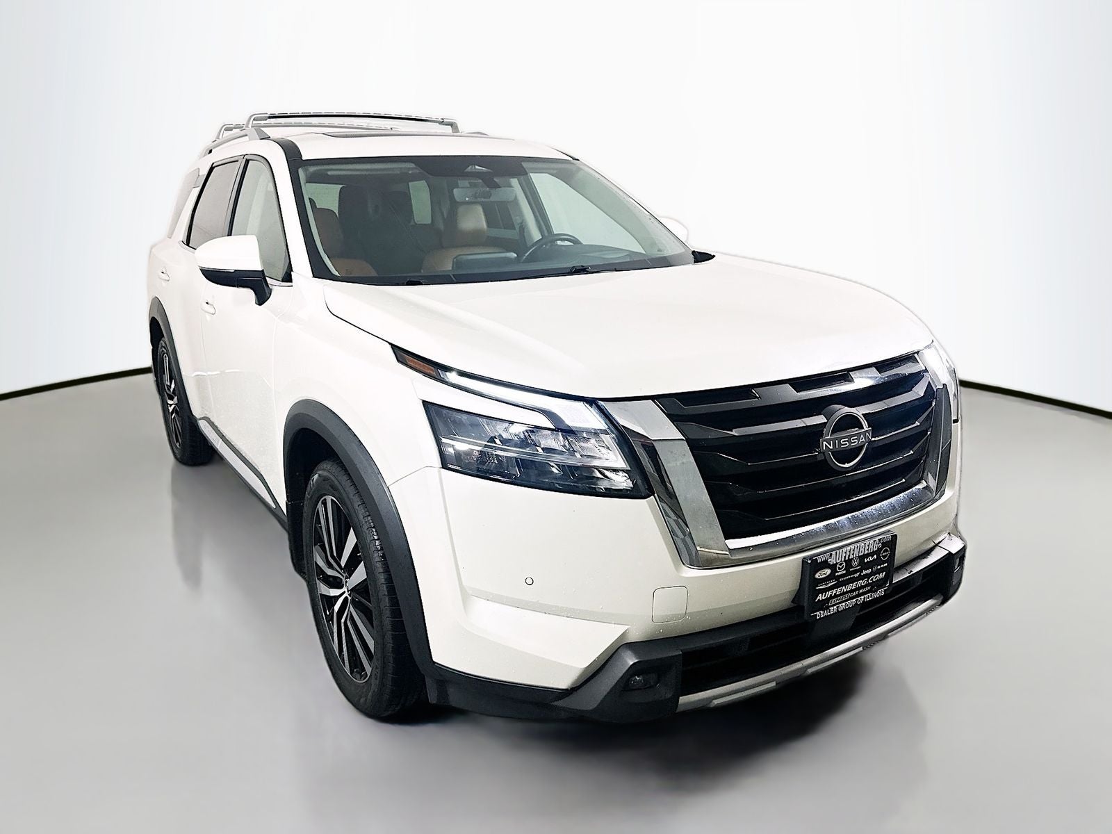 2023 Nissan Pathfinder Platinum in Pearl White Tricoat/Super Black — front three-quarter view